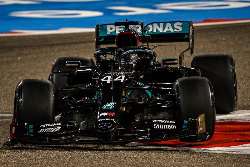 Aksi Lewis Hamilton (Mercedes-AMG Petronas) saat melibas salah satu tikungan Sirkuit Internasional Bahrain dalam sesi FP2 F1 GP Bahrain 2020 yang digelar Jumat (27/11/2020).
