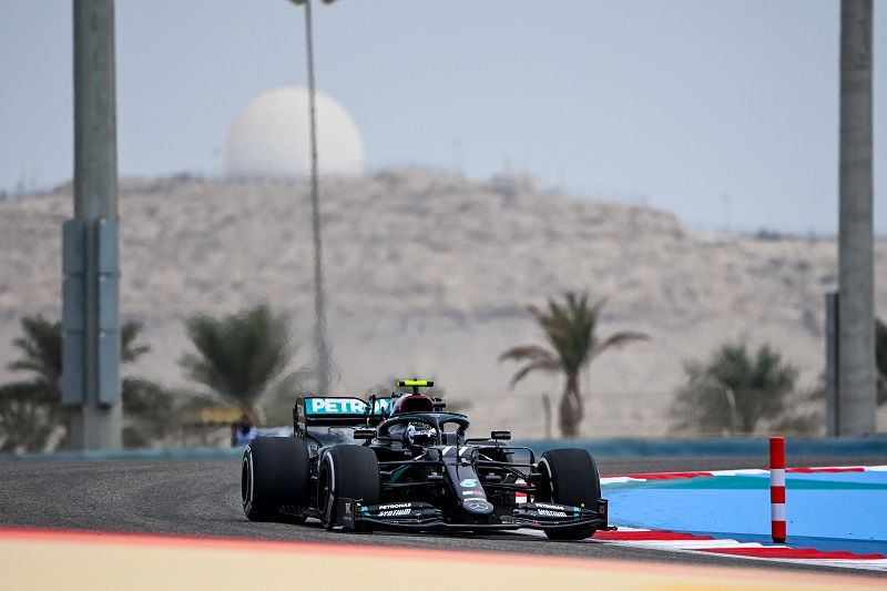 Pembalap Mercedes-AMG Petronas, Valtteri Bottas, saat tampil dalam sesi FP1 F1 GP Bahrain 2020 yang digelar pada Jumat (27/11/2020).