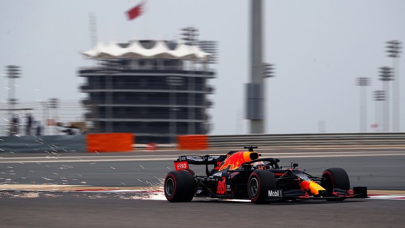 Max Verstappen (Red Bull Racing) saat melintasi salah satu tikungan di Sirkuit Sakhir dalam sesi FP3 F1 GP Bahrain 2020 yang digelar pada Sabtu (28/11/2020).