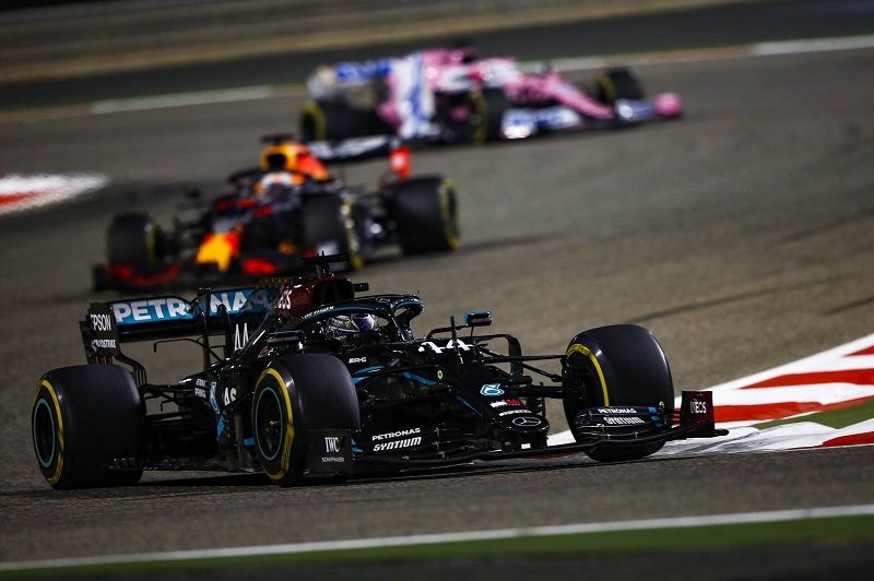 Pembalap Mercedes-AMG Petronas, Lewis Hamilton, saat tampil dalam sesi balapan F1 GP Bahrain 2020 yang digelar di Sirkuit Sakhir pada Minggu (29/11/2020).