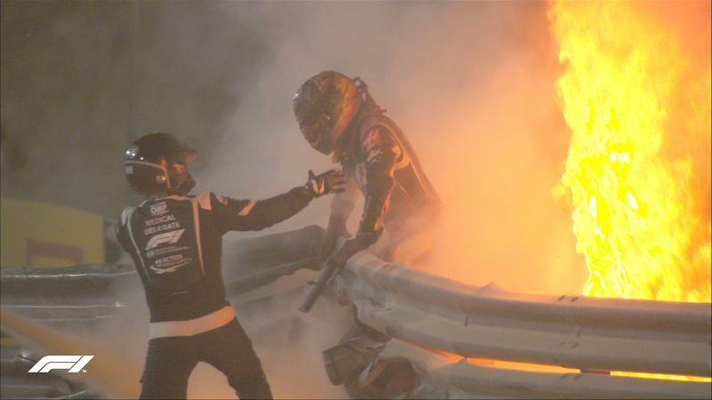 Momen saat pembalap Haas, Romain Grosjean, mencoba keluar dari kobaran api yang muncul setelah ia mengalami insiden di F1 GP Bahrain 2020.