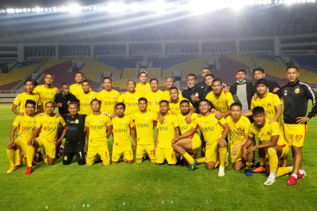 Tim Bhayangkara Solo FC yang berlaga pada uji coba di Stadion Manahan, Solo,  Jumat, 27 November 2020 malam.