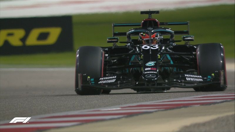 Aksi George Russell saat mengendarai mobil Mercedes-AMG Petronas dalam sesi FP1 F1 GP Sakhir 2020 yang digelar di outer track Sirkuit Sakhir, Bahrain, pada Jumat (4/12/2020).