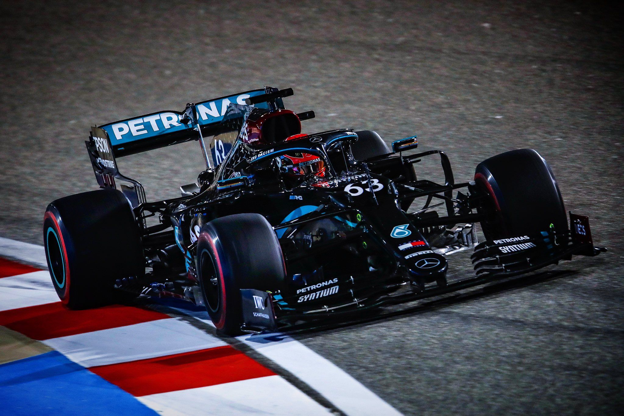 George Russell saat memperkuat tim Mercedes-AMG Petronas dalam sesi latihan bebas F1 GP Sakhir 2020 yang digelar di outer track Sirkuit Sakhir, Bahrain, pada Jumat (4/12/2020) malam waktu setempat.