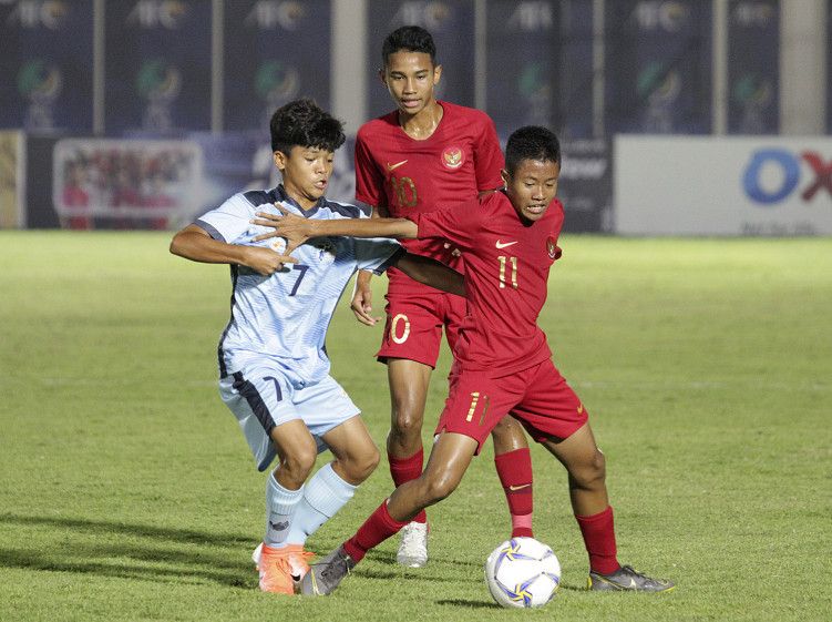Pemain timnas U-16 Indonesia, Ruy Arianto (kanan), berduel dengan pemain timnas Kepulauan Marian Utara di Kualifikasi Piala Asia U-16 2019.