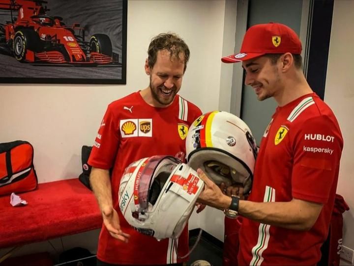 Sebastian Vettel (kiri) bertukar helm dengan Charles Leclerc sebagai penanda perpisahan. Mulai F1 2021, Sebastian Vettel tak lagi memperkuat Scuderia Ferrari.  - INSTAGRAM