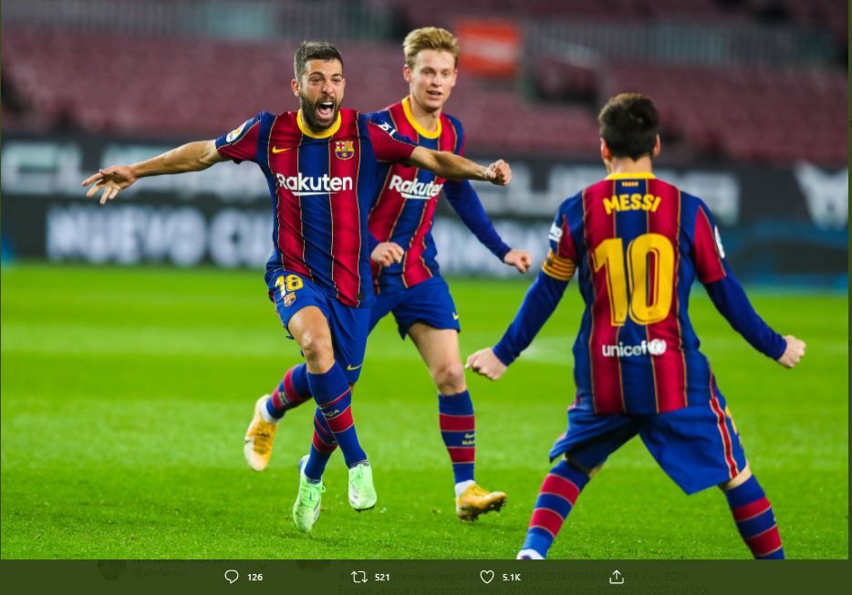 Jordi Alba (kiri) merayakan golnya dengan Frenkie de Jong dan Lionel Messi pada laga Barcelona vs Real Sociedad, Rabu 16 Desember 2020