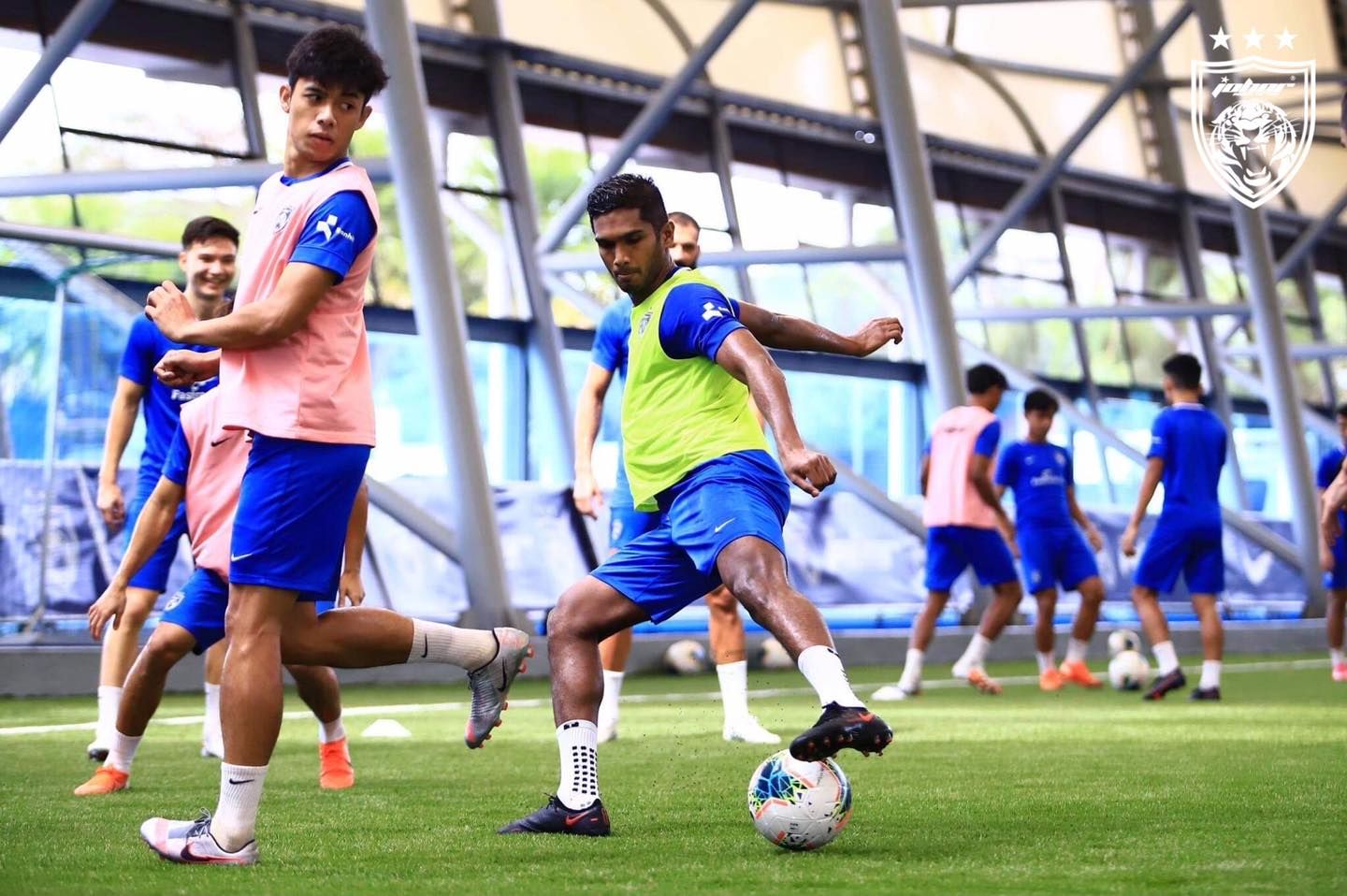 Hariss Harun, pemain Johor Darul Takzim asal Singapura saat menguasai bola ketika latihan timnya, 7 November 2020.