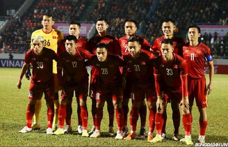 Starter timnas Vietnam berpose sebelum meladeni sang adik Vietnam U-22 pada uji coba internal di Stadion Cam Pha, 23 Desember 2020.