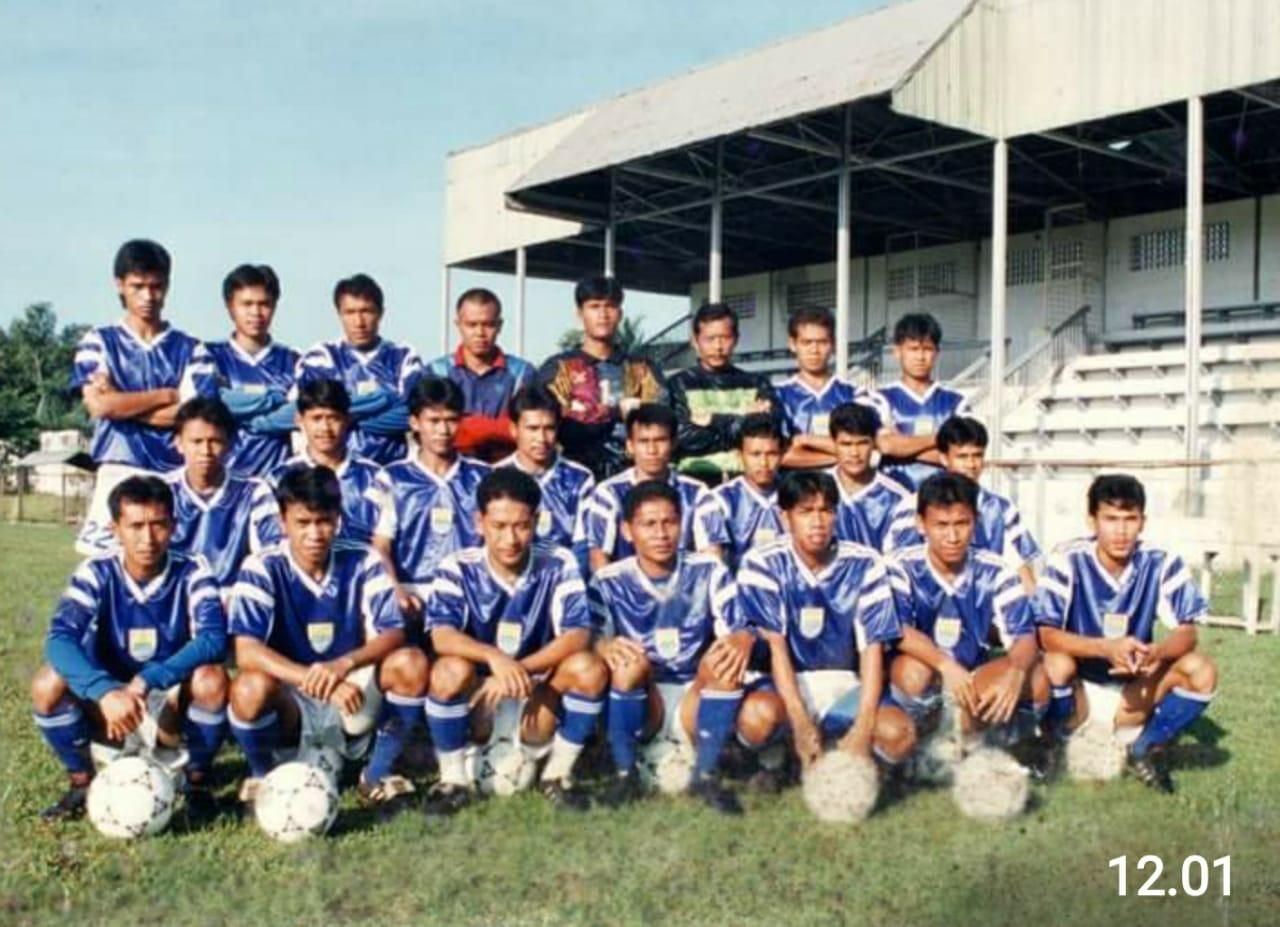 Skuad Persib Bandung pada edisi pamungkas Kompetisi PSSI Perserikatan musim 1993-1994.