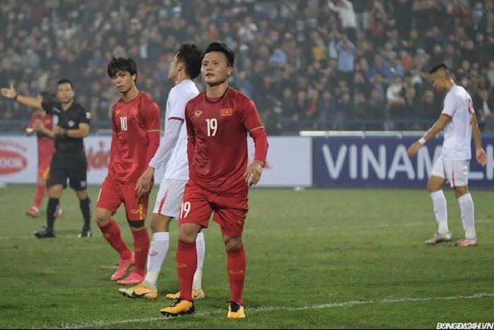 Gelandang timnas Vietnam, Nguyen Quang Hai mencetak satu gol saat mereka bersua Vietnam U-22 dalam laga internal serius di Stadion Phu Tho, 27 Desember 2020.