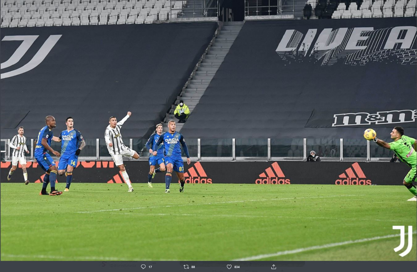 Cristiano Ronaldo mencetak gol ke gawang Udinese
