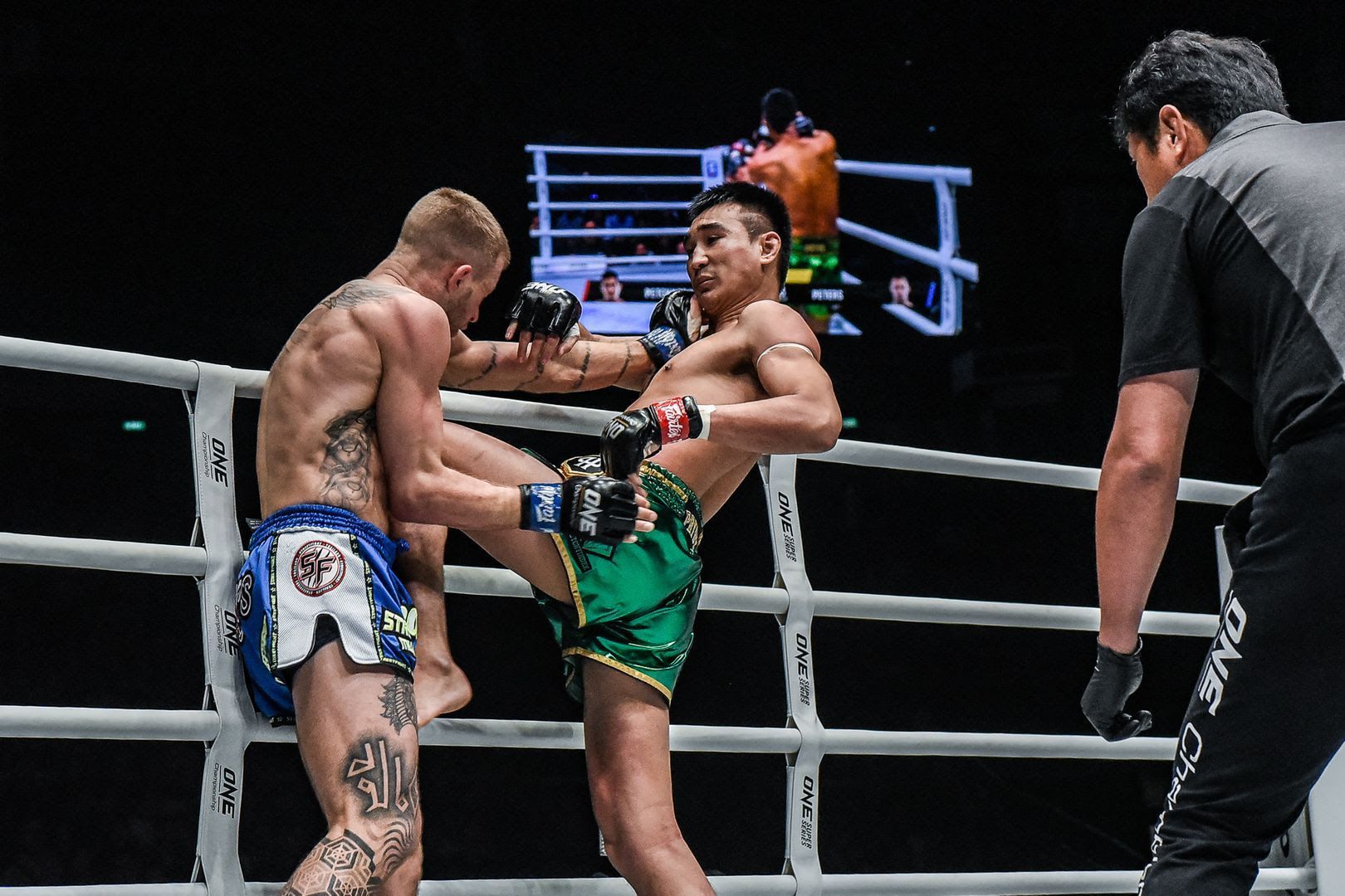 Praktisi Muay Khao, Petchmorakot Petchyindee Academy (kanan), ketika menendang  Magnus “Crazy Viking” Andersson pada September 2020 dengan lututnya.