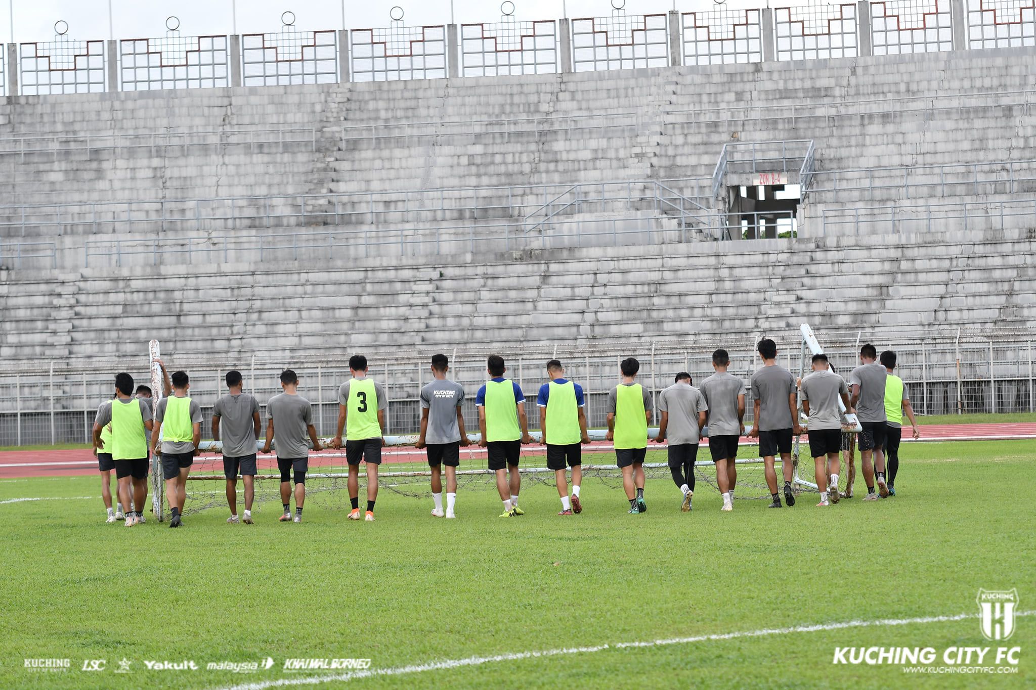 Para pemain Kuching City FC, klub Liga Malaysia, dalam sesi latihan di Stadion Sarawak pada 2 Januari 2021.