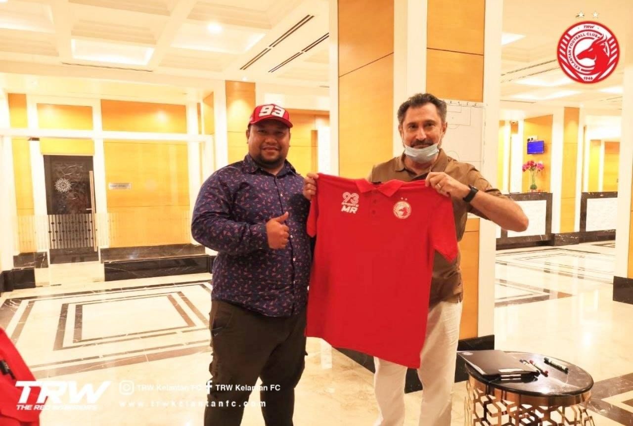 Marco Ragini (kiri) diperkenalkan sebagai pelatih baru Kelantan FC oleh Presiden klub Liga Malaysia itu, Norizam Tukiman pada 14 Januari 2021.