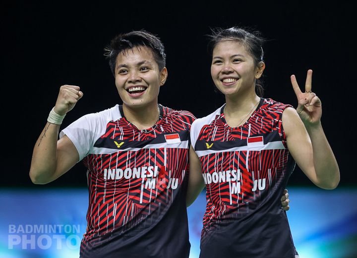 Greysia Polii/Apriyani Rahayu berpose seusai meraih kemenangan pada babak semifinal Yonex Thailand Open 2021 yang digelar di Impact Arena, Bangkok, Thailand pada Sabtu (16/1/2021).