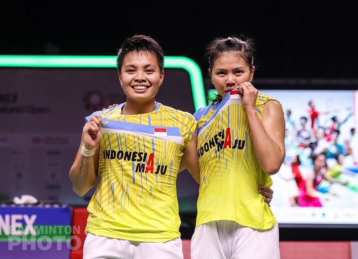 Greysia Polii/Apriyani Rahayu berhasil menjadi juara nomor tunggal putri Yonex Thailand Open 2021 setelah mengalahkan Jongkolphan Kititharakul/Rawinda Prajongjai dalam laga final yang berlangsung di Impact Arena, Bangkok pada Minggu (17/1/2021).