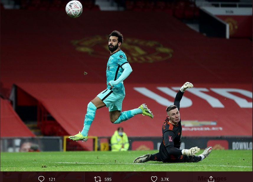 Penyerang Liverpool, Mohamed Salah (kiri), ketika berhasil melewati adangan kiper Manchester United, Dean Henderson, untuk mencetak gol pada menit ke-18,  Senin (25/1/2021) dini hari WIB.