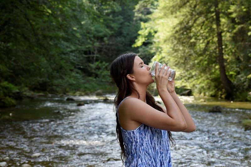 Konsumsi air putih penting bagi tubuh untuk setiap hari.