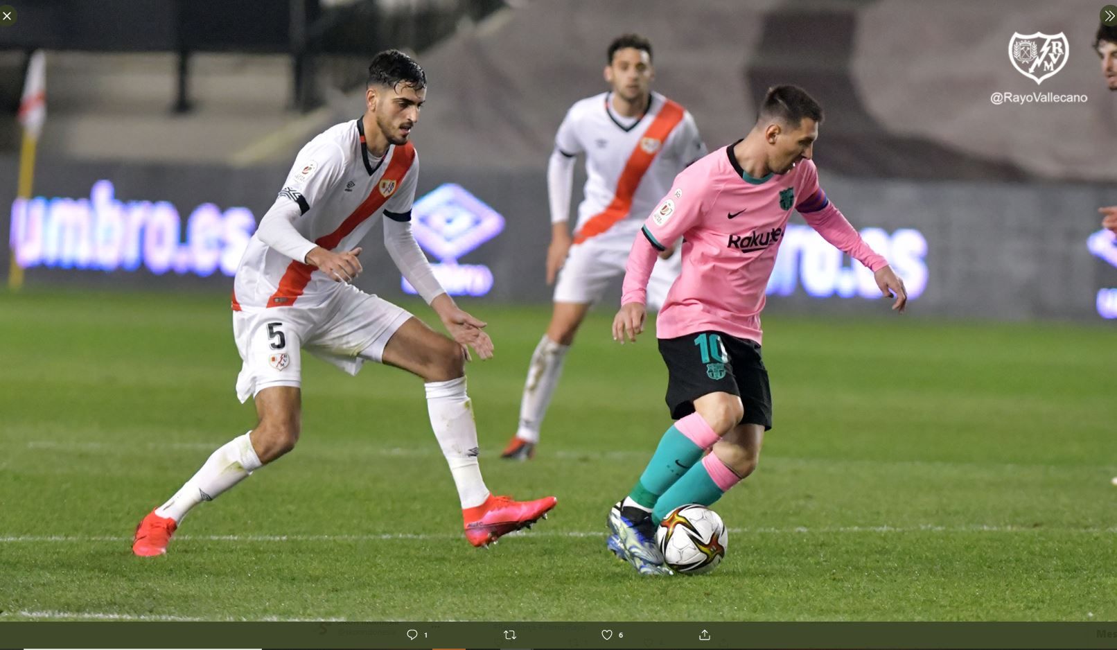 Lionel Messi mencoba melepaskan diri dari kawalan pemain Rayo Vallecano, Kamis (28/1/2021) dini hari WIB.
