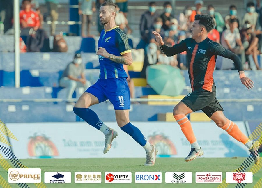 Striker Visakha FC, Marcus Haber (kiri) dikejar bek Angkor Tiger FC saat final Siem Reap Charity Cup 2021, 24 Januari 2021.