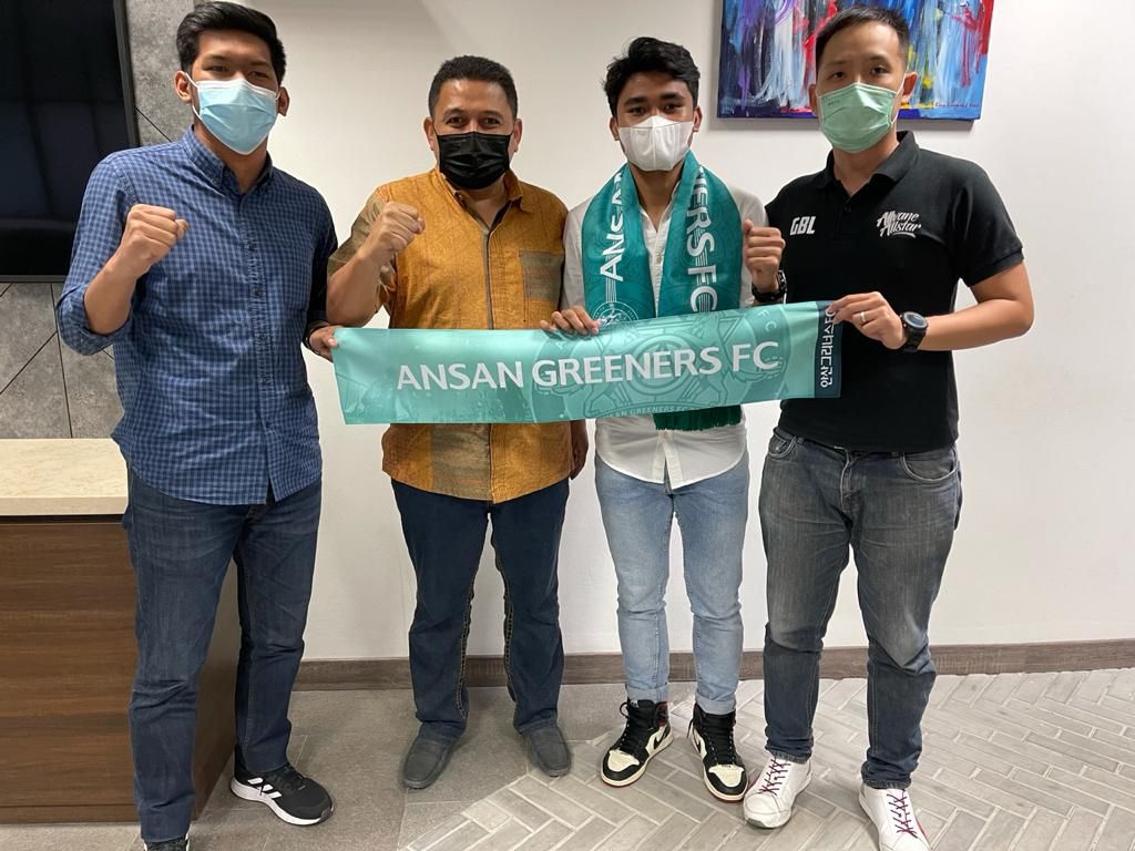 Asnawi Mangkualam Bahar (dua dari kanan) dan agennya, Gabriel Budi Liminto (kanan) seusai bersua CEO PSM Makassar, Munafri Arifuddin terkait kepindahan ke klub Liga Korea, Ansan Greeners, 29 Januari 2021.