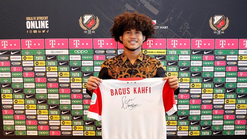 Pemain muda Indonesia, Bagus Kahfi, berpose bersama kostum FC Utrecht yang telah ditandatanganinya, Jumat (5/2/2021).