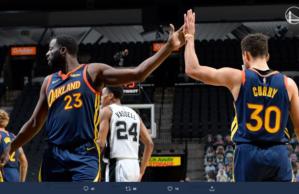 Draymond Green dan Stephen Curry merayakan poin pada laga San Antonio Spurs vs Golden State Warriors, Selasa 9 Februari 2021 pagi WIB