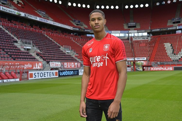 Bek FC Twente, Jayden Oosterwolde, yang menolak panggilan timnas Indonesia.