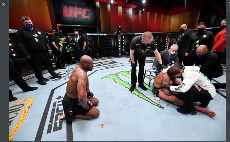 Momen sesaat setelah Kamaru Usman (berlutut) mengalahkan Gilbert Burns secara TKO pada laga utama UFC 258 yang digelar di UFC Apex pada Minggu (14/2/2021) siang WIB.