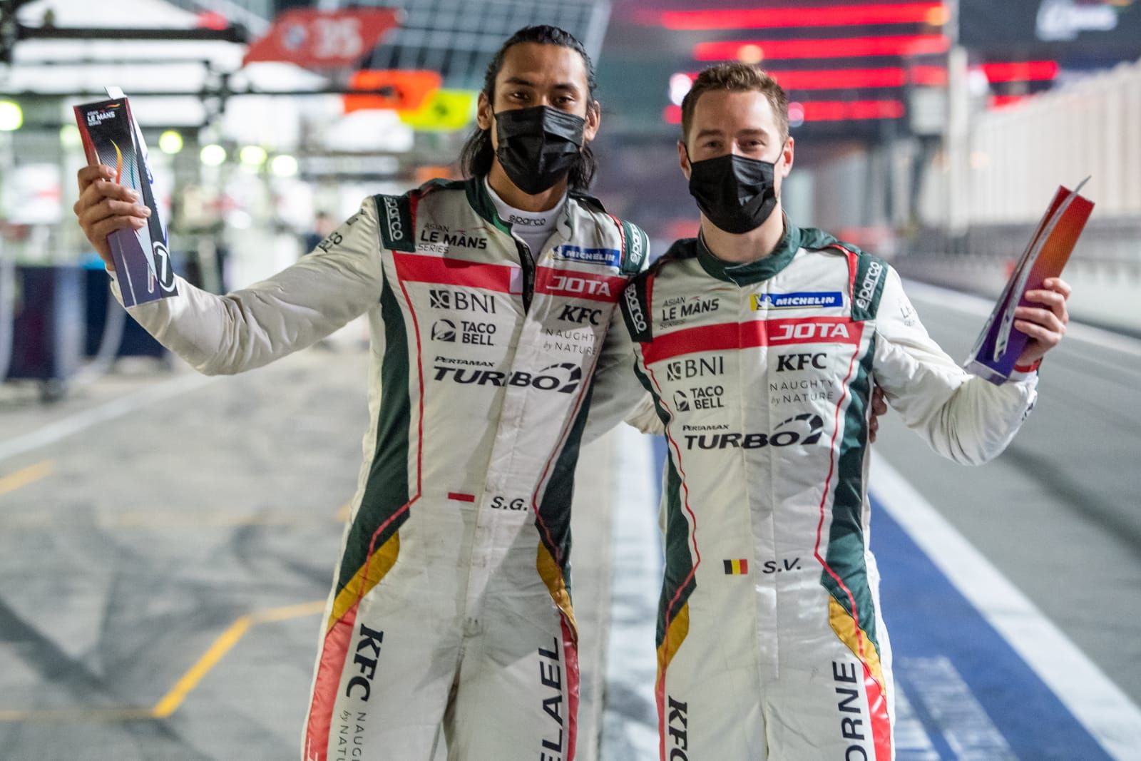 Sean Gelael dan Stoffel Vandoorne pada Race 1 Asian Le Mans Series di Dubai Autodrome.