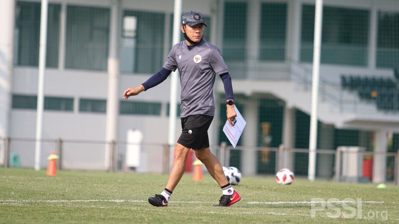 Pelatih timnas Indonesia, Shin Tae-yong, pada pemusatan latihan persiapan SEA Games 2021 di Jakarta, Februari 2021.