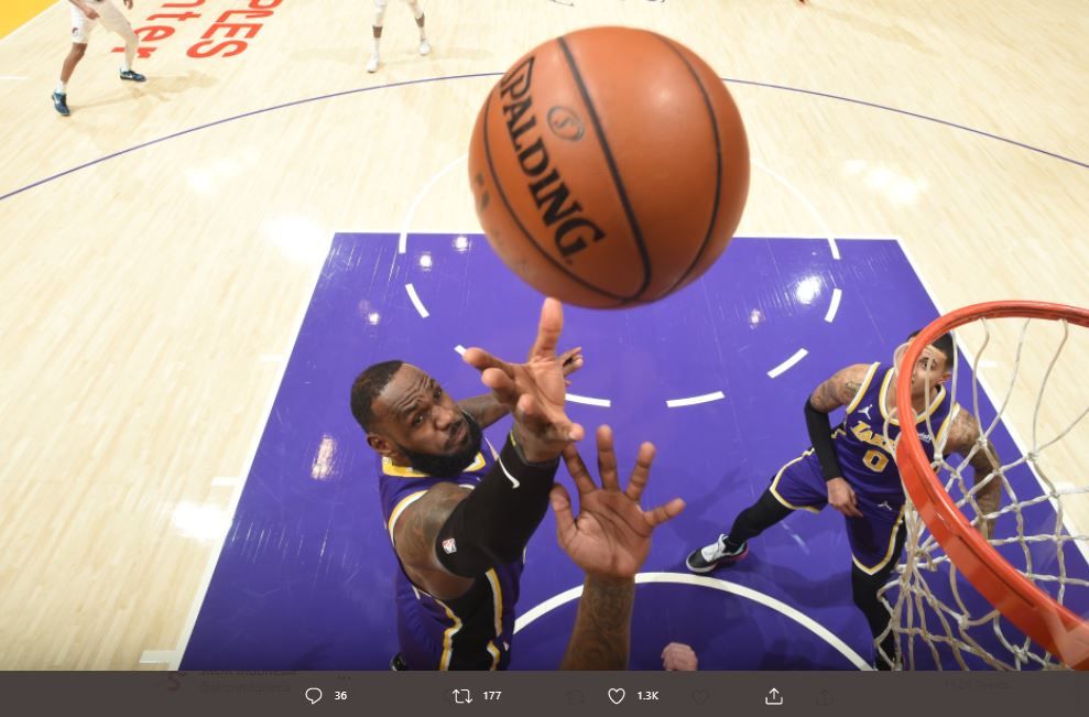 Aksi LeBron James dalam laga LA Lakers vs Portland Trail Blazers