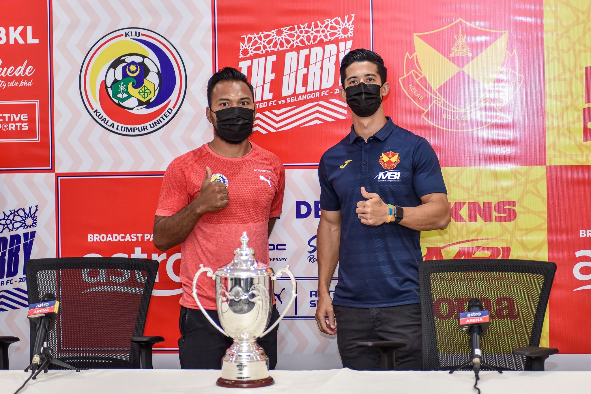 Safee Sali (kiri) dari Kuala Lumpur United FC dan kapten Selangor FC, Brendan Gan jelang laga turnamen pramusim Piala Prihatin 2021 di Stadion Sepak Bola Kuala Lumpur, Malaysia, 28 Februari 2021.
