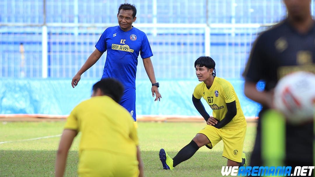 Asisten Pelatih Arema FC, Kuncoro (biru), memimpin latihan tim persiapan Piala Menpora, Februari 2021.