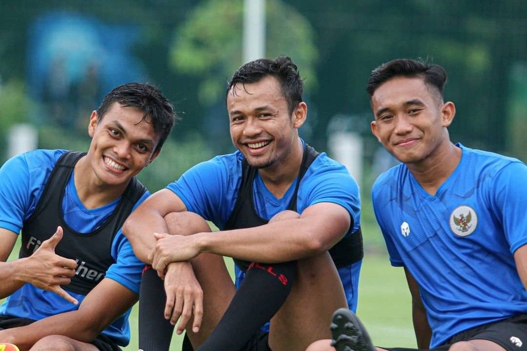 Tiga bek Persebaya Surabaya, Rachmat Irianto (kiri), Arif Satria (tengah), dan Rizky Ridho saat mengikuti pemusatan latihan timnas U-23 Indonesia di Jakarta.