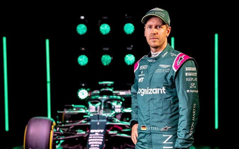 Sebastian Vettel berpose di acara launching Aston Martin Cognizant jelang bergulirnya F1 2021. 