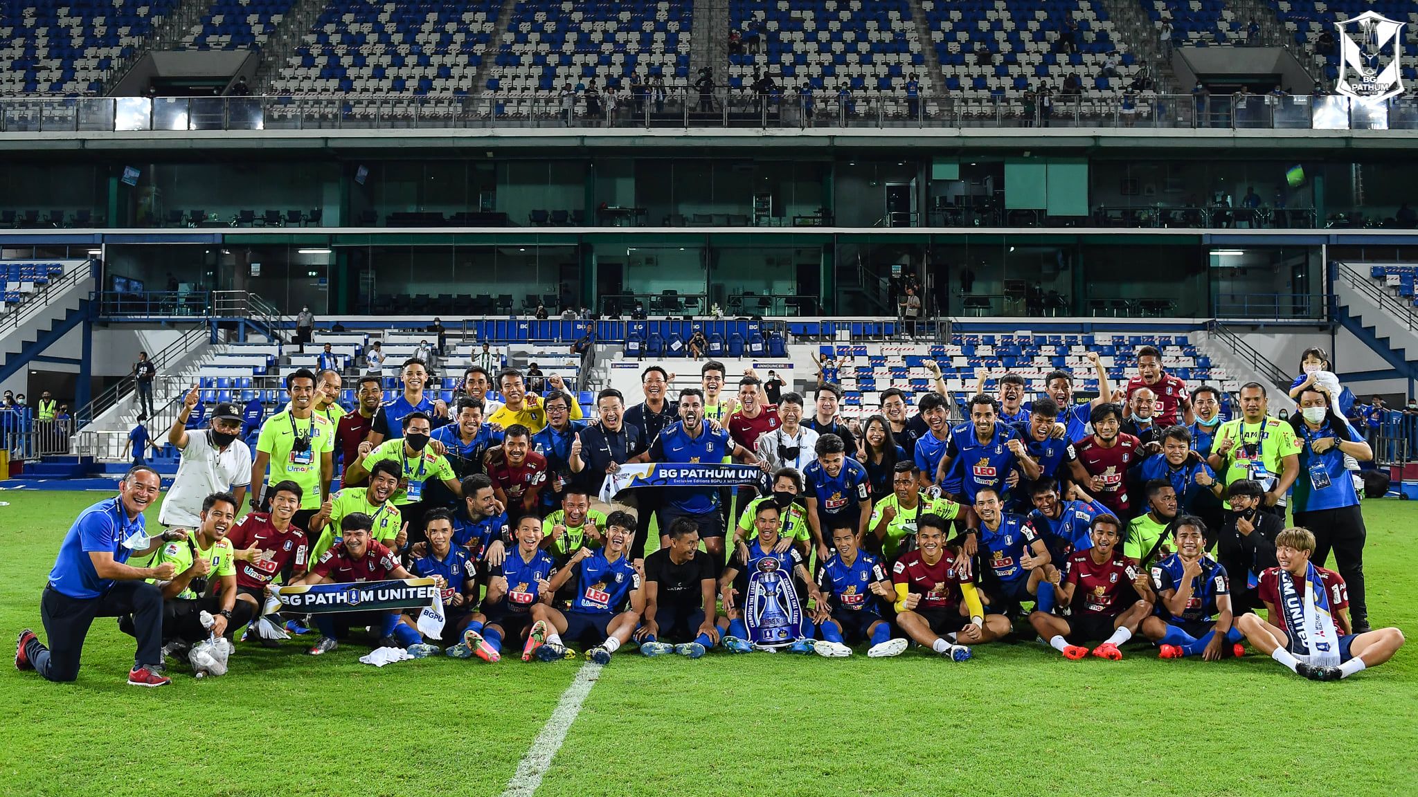 Para pemain BG Pathum United merayakan sukses menjadi juara Thai League 1 2020-2021 setelah mengalahkan Sukhothai FC pada 4 Maret 2020.
