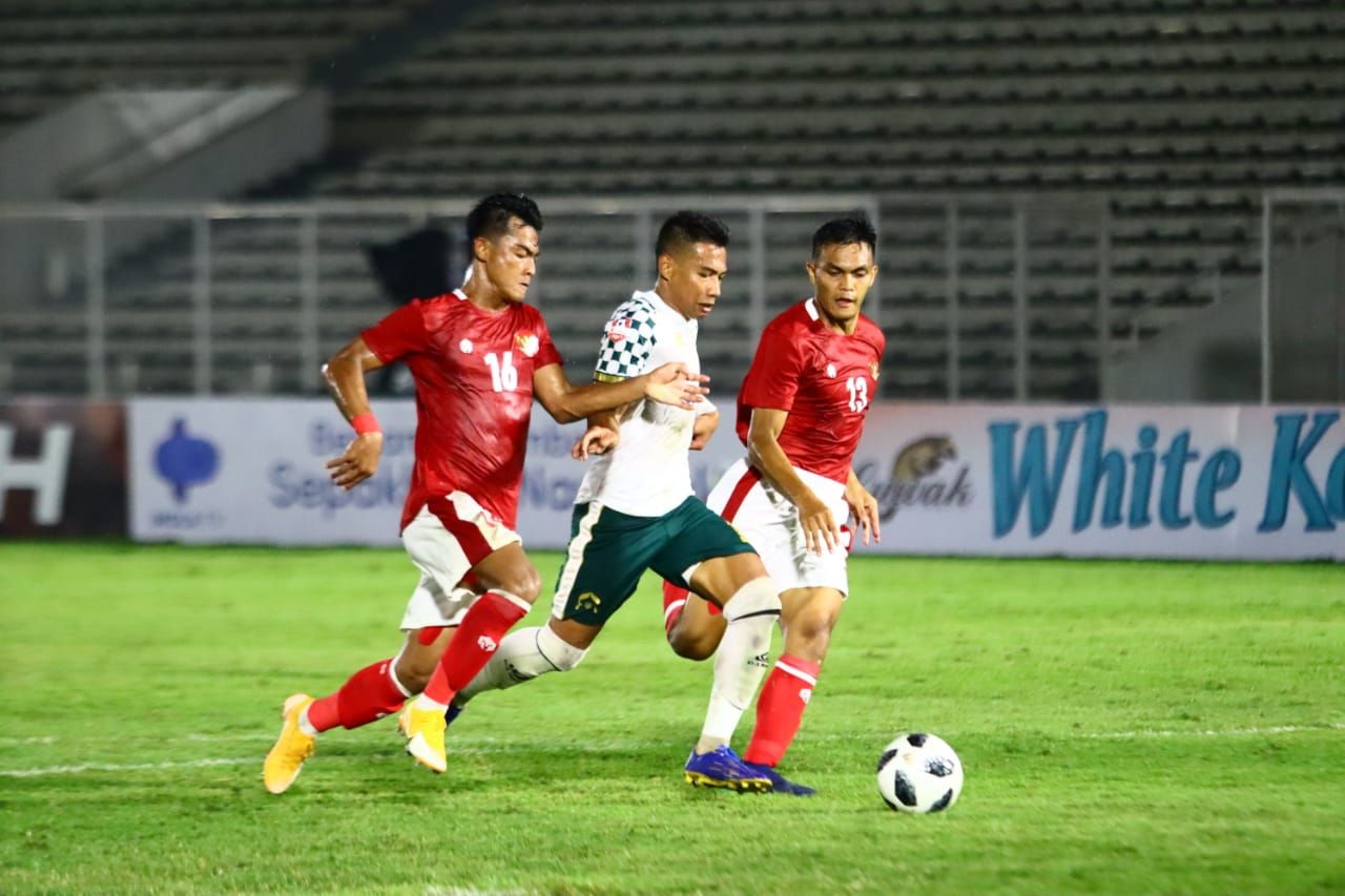 Duo pemain bertahan Indonesia U-23, Pratama Arhan dan Rachmat Irianto (kanan) mengapit penyerang PS Tira Persikabo, Ahmad Nufiandani dalam uji coba di Stadion Madya, Senayan, Jakarta Pusat, 5 Maret 2021.