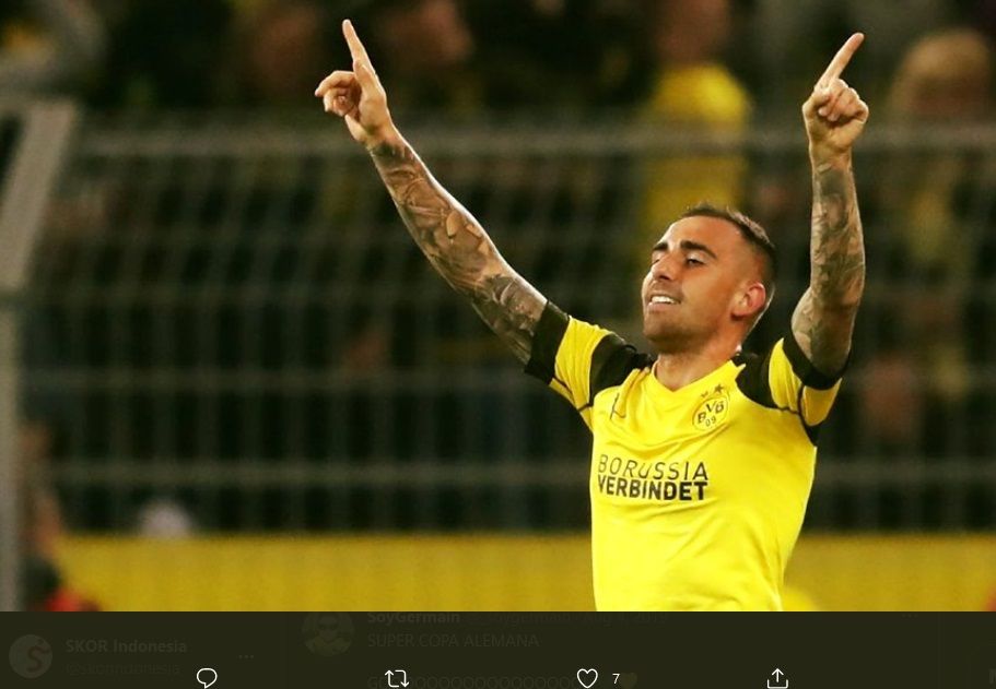 Paco Alcacer ketika merayakan gol yang menentukan kemenangan Borussia Dortmund.