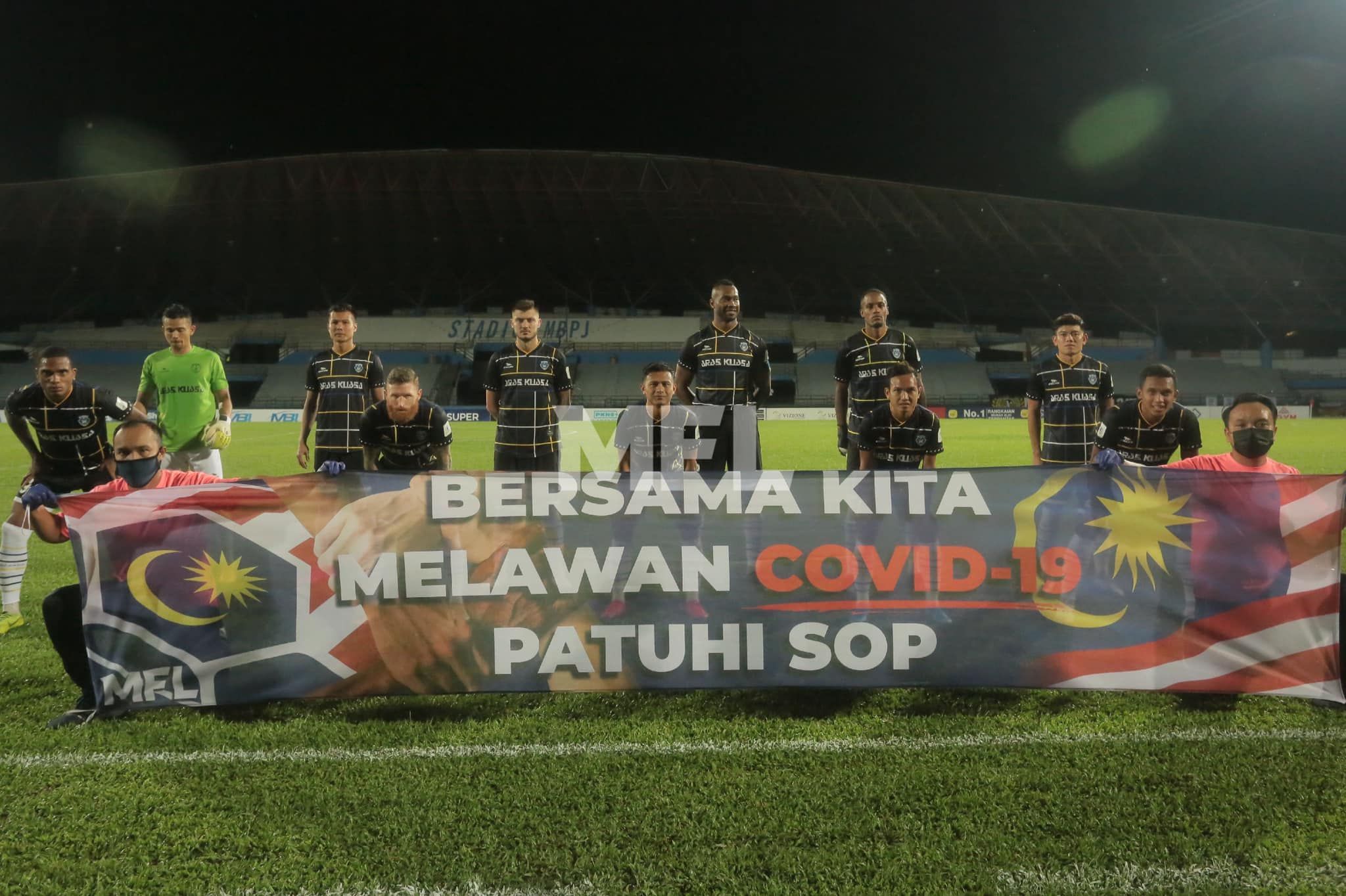 Mantan striker PSS Sleman, Yevhen Bokhasvili (berdiri, tiga dari kiri) berpose dengan starter Sri Pahang FC jelang laga kontra Selangor FC dalam pekan pertama Liga Super Malaysia 2021 di Stadion Bandaraya, Petaling Jaya, 6 Maret 2021.