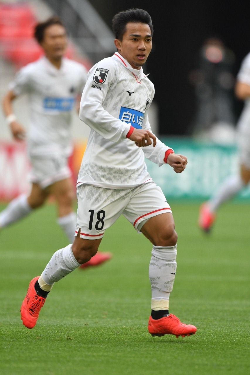 Pemain Thailand, Chanathi Songkrasin, membela Hokkaido Consadole Sapporo lawan Nagoya Grampus di Meiji Yasuda J1 League 2021, Sabtu (6/3/2021).