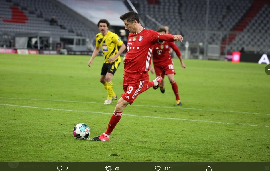 Penyerang Bayern Muenchen, Robert Lewandowski, ketika mengeksekusi penali, gol keduanya di laga Minggu (7/3/2021) dini hari WIB.