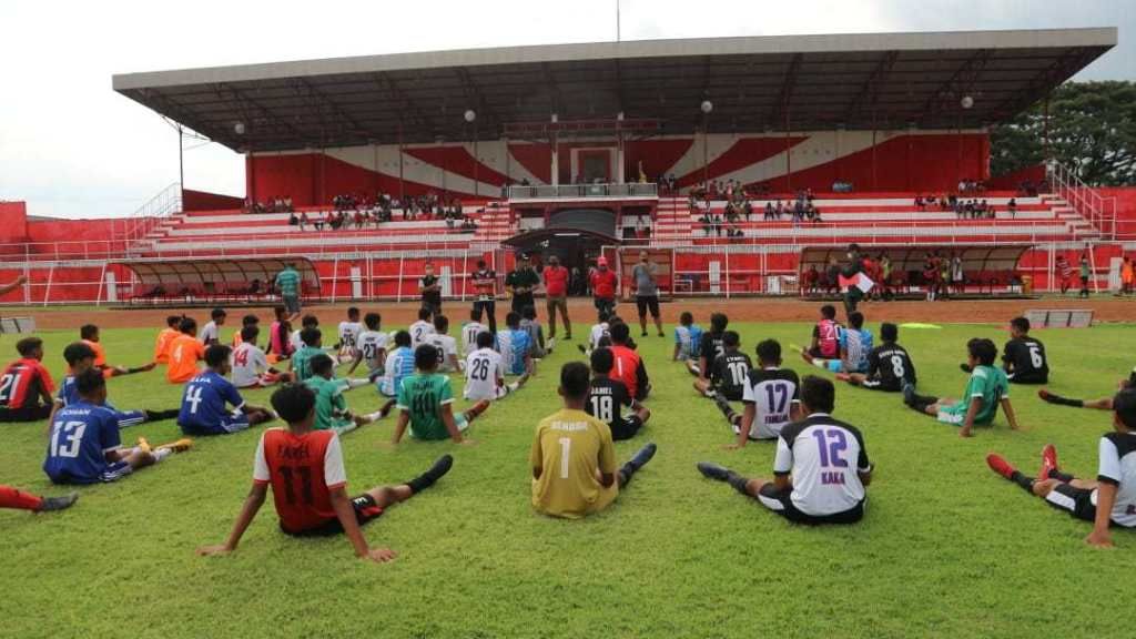 Suasana seleksi pemain untuk Indonesia U-19 dan U-16 dari program Asprov PSSI Jawa Timur yang dilaksanakan di Blitar pada awal Maret 2021.`