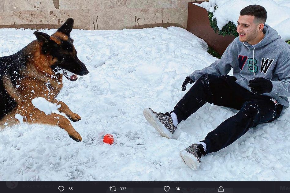 Diogo Dalot bersama anjingnya saat bermain di salju.