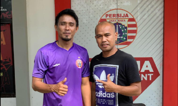 Harry Salisbury bersama sahabatnya yang juga pemain senior Persija, Maman Abdurahman (kiri) di Sawangan, Depok, Jawa Barat pada Maret 2021.