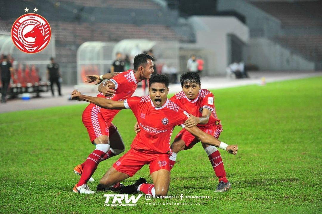 Pemain muda asal Indonesia, Natanael Siringoringo (kanan), kembali mencatatkan assist untuk membawa Kelangan FC meraih kemenangan kedua pada kompetisi Liga Primer Malaysia 2021.