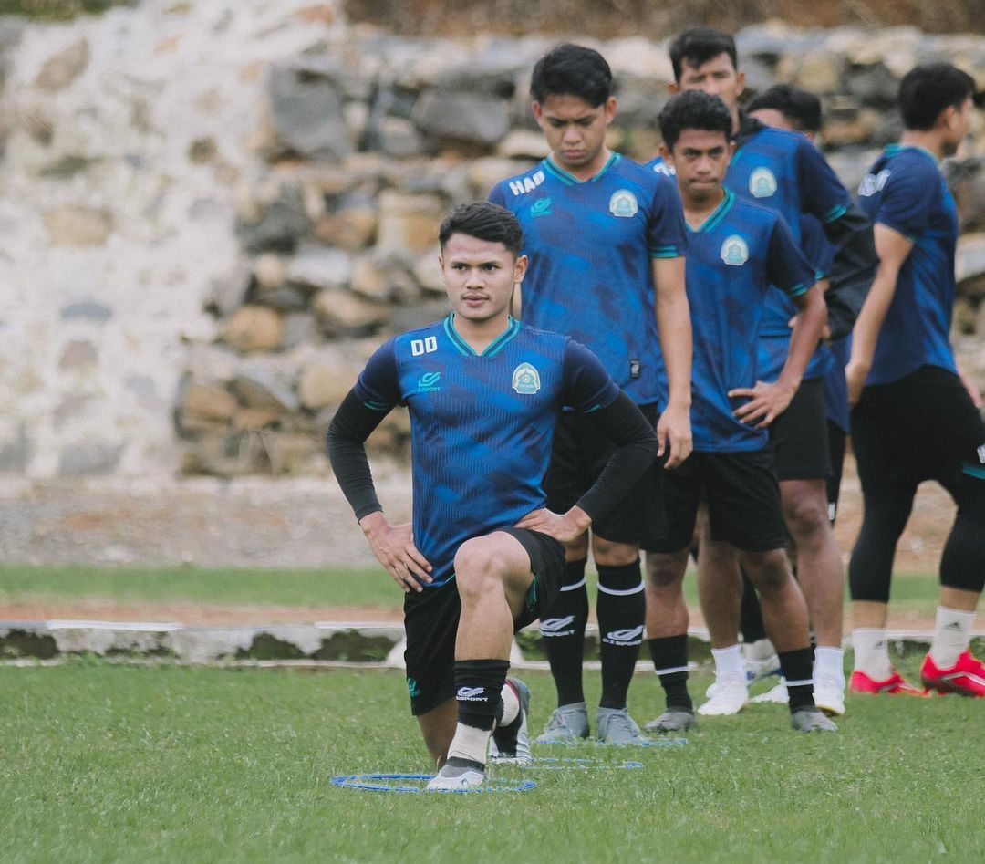 Dimas Drajad (paling depan) tengah menjalani latihan bersama skuad Tira Persikabo pada awal Maret 2021
