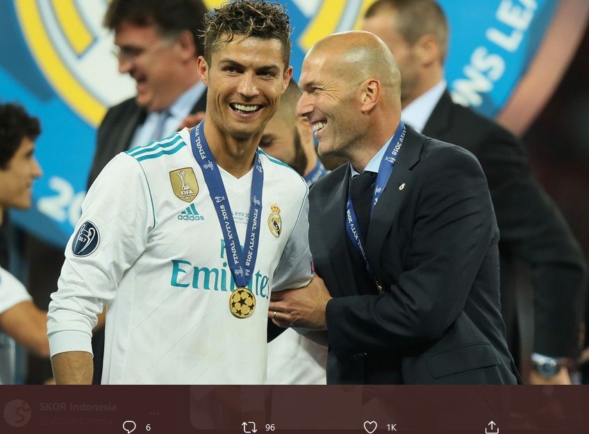 Zinedine Zidane (kanan) dan Cristiano Ronaldo ketika keduanya merayakan gelar Liga Champions bagi Real Madrid pada 2017-2018 di Kyiv.