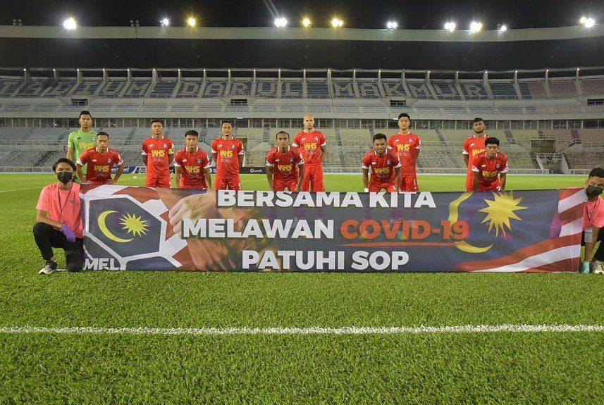 Pemain Indonesia, Saddil Ramdani (depan, kedua dari kanan), berfoto bersama tim Sabah FC kala menghadapi Sri Pahang FC dalam lanjutan Liga Super Malaysia 2021, Selasa (16/3/2021).